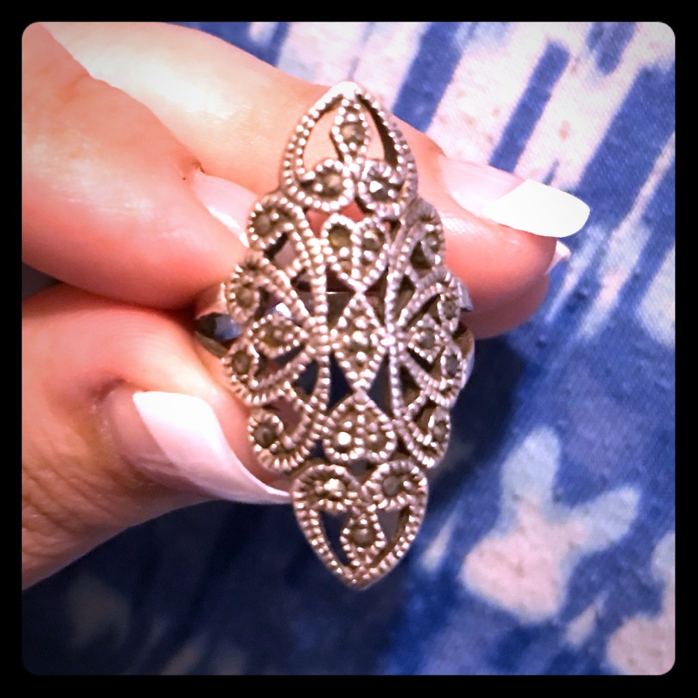 Beautiful Sterling Silver ring with Onyx accents